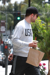 Robert Pattinson - grabs a healthy lunch from organic eatery, T Cafe Organic - June 5, 2015 - 13xHQ 09zxI6Ao