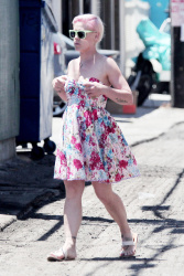 Pink - Picks up food at a local dinner in Los Angeles, 20 июля 2012 (16xHQ) 14jYgoNS