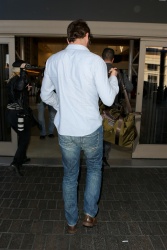 Gerard Butler - arrives at LAX Airport (February 23, 2015) - 8xMQ 1JMGeM9t