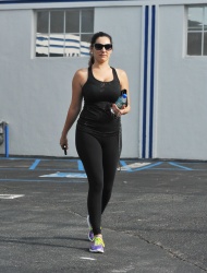 Kelly Brook - Leaving the Gym in Los Angeles, 9 января 2015 (44xHQ) 1KwsyPoa