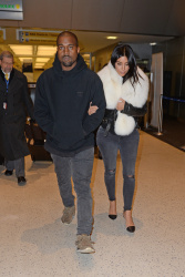 Kim Kardashian и Kanye West - Arriving at JFK airport in New York, 7 января 2015 (63xHQ) 1nElUhUG