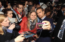Theo James - на премьере фильма 'Divergent' at Sony Centre, Берлин, 1 апреля 2014 (129xHQ) 1wQJxF0K