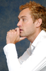 Jude Law - Jude Law - Sky Captain and the World of Tomorrow press conference portraits by Vera Anderson (New York, August 25, 2004) - 8xHQ 2BQqlRQz