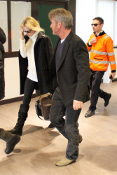 Sean Penn and Charlize Theron - depart from Rome after a Valentine's Day weekend - February 15, 2015 (37xHQ) 2SR8By6g