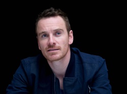 Michael Fassbender - X-Men: Days of Future Past press conference portraits (New York, May 9, 2014) - 26xHQ 2T0kDVG9