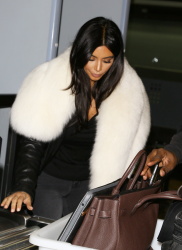 Kanye West - Kim Kardashian & Kanye West - At LAX Airport in Los Angeles, 7 января 2015 (68xHQ) 2fVSIbVX