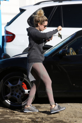 Ashley Tisdale - Leaving pilates class in Studio City, 16 января 2015 (14xHQ) 3RpU5qKv