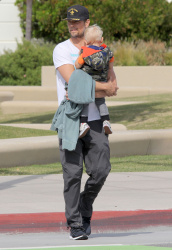 Josh Duhamel - Josh Duhamel - Park with his son in Santa Monica (2015.05.26) - 25xHQ 41o9kZ55