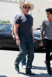 Arnold Schwarzenegger - seen out in Los Angeles - April 18, 2015 - 72xHQ 433xcKPA