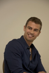 Theo James - Divergent press conference portraits by Herve Tropea (Los Angeles, Beverly Hills, March 8, 2014) - 7xHQ 4M2VBEVh