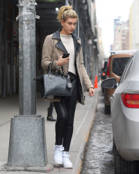Hailey Baldwin - Out and about in NYC - February 14, 2015 (9xHQ) 4Rg01UBZ