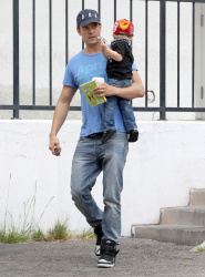 Josh Duhamel - Out for breakfast with his son in Brentwood - April 24, 2015 - 34xHQ 4byjFWci