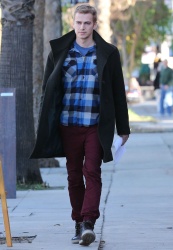 Hayden Christensen - stops at a business meeting in Sherman Oaks, California (December 13, 2014) - 14xHQ 4nJHO6UG