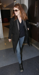 Julianne Moore - departs from Los Angeles International Airport, 16 января 2015 (19xHQ) 55OHUil4