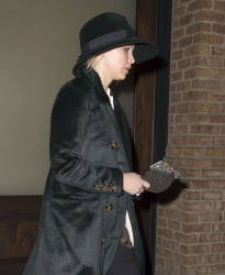 Jennifer Lawrence - going to see Cabaret Musical in New York, 9 января 2015 (13xHQ) 5CIxfD7F