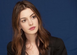 Anne Hathaway - "Love And Other Drugs" press conference portraits by Armando Gallo (Los Angeles, November 6, 2010) - 8xHQ 5Qpf21Oc