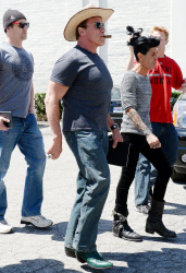 Arnold Schwarzenegger - seen out in Los Angeles - April 18, 2015 - 72xHQ 5iKf4Gb6