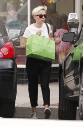 Scarlett Johansson - out for some shopping in Santa Monica - February 11, 2015 (12xHQ) 6mWjVtYG