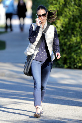 Jordana Brewster - Out and about in Brentwood, 3 января 2015 (10xHQ) 7KZH35XQ