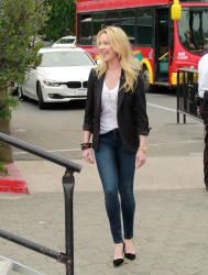 Katherine Heigl - on the set of Extra in LA, 28 января 2015 (44xHQ) 83yBQOHl