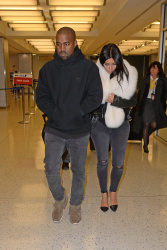 Kim Kardashian и Kanye West - Arriving at JFK airport in New York, 7 января 2015 (63xHQ) 8Vr1WURn