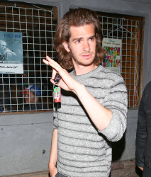 Andrew Garfield - Andrew Garfield & Emma Stone - Leaving an Arcade Fire concert in Los Angeles - May 27, 2015 - 108xHQ 8qajwuev