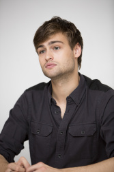 Douglas Booth - "Noah" press conference portraits by Armando Gallo (Beverly Hills, March 24, 2014) - 15xHQ 9nxOTTS5