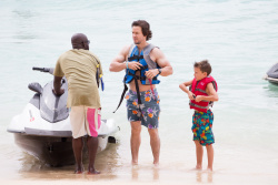 Mark Wahlberg - and his family seen enjoying a holiday in Barbados (December 26, 2014) - 165xHQ 9q9K5nCr