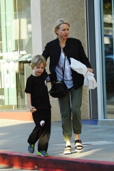 Naomi Watts - Taking her son to Karate class in LA - February 25, 2015 (20xHQ) 9x1vi2YK
