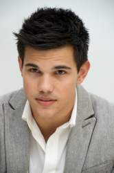 Taylor Lautner - Taylor Lautner - The Twilight Saga New Moon press conference portraits by Vera Anderson (Los Angeles, November 6, 2009) - 11xHQ A8KEXp0R