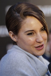 Shailene Woodley, Theo James - на премьере фильма 'Divergent' at Callao Cinema, Мадрид, 3 апреля 2014 (302xHQ) AKU9AuCN