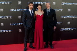 Shailene Woodley, Theo James - на премьере фильма 'Divergent' at Callao Cinema, Мадрид, 3 апреля 2014 (302xHQ) AQTfFllE