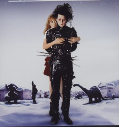 Johnny Depp, Winona Ryder - Промо + стиль и постеры к фильму "Edward Scissorhands (Эдвард руки-ножницы)", 1990 (34хHQ) BhXACiZU