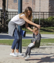 Jessica Alba - Jessica and her family spent a day in Coldwater Park in Los Angeles (2015.02.08.) (196xHQ) Bo0sGHzL