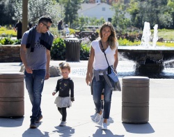 Jessica Alba - Jessica and her family spent a day in Coldwater Park in Los Angeles (2015.02.08.) (196xHQ) BybTBLpv