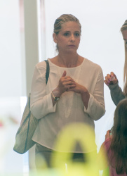 Sarah Michelle Gellar - Out and about in Santa Monica, 6 апреля 2015 (49xHQ) C1Ny1Js5