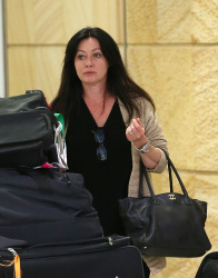 Holly Marie Combs - Shannen Doherty и Holly Marie Combs - arriving in Sydney, 26 марта 2014 (50xHQ) C5ySMW1z