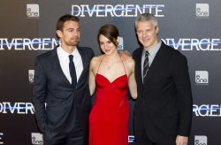 Shailene Woodley, Theo James - на премьере фильма 'Divergent' at Callao Cinema, Мадрид, 3 апреля 2014 (302xHQ) CU57CxJj