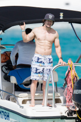 Mark Wahlberg - and his family seen enjoying a holiday in Barbados (December 26, 2014) - 165xHQ CV9toQ0Y