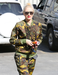 Gwen Stefani - Out and about in LA, 19 января 2015 (24xHQ) CeBxJNGJ
