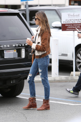 Alessandra Ambrosio - Out and about in Brentwood, 30 января 2015 (39xHQ) ChMXdadv