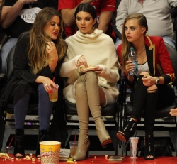 Cara Delavingne, Kendall Jenner and Khloe Kardashian - At the Basketball game, 7 января 2015 (23xHQ) Cmy0LzYl