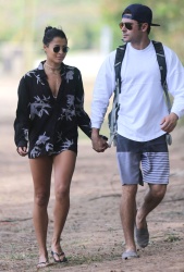 Zac Efron & Sami Miró - going for a stroll to the beach in Oahu, Hawaii, 2015.05.30 - 16xHQ D1BK3EPi