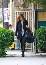 Jessica Alba - Christmas shopping with her mother in Los Angeles, 23 декабря 2010 (27xHQ) DD8osvJm