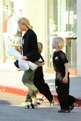 Naomi Watts - Taking her son to Karate class in LA - February 25, 2015 (20xHQ) DDisv11Y