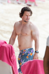 Mark Wahlberg - and his family seen enjoying a holiday in Barbados (December 26, 2014) - 165xHQ DfAhWH7v