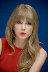 Taylor Swift - Dr. Zeuss' The Lorax press conference portraits by Vera Anderson (Hollywood, February 7, 2012) - 20xHQ Do1XfURV