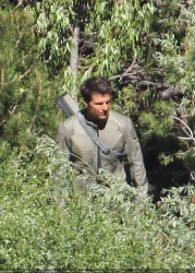 Tom Cruise - on the set of 'Oblivion' in June Lake, California - July 10, 2012 - 15xHQ DpzU7u9m
