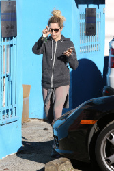 Ashley Tisdale - Leaving pilates class in Studio City, 16 января 2015 (14xHQ) EOcbxCod