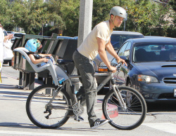 Josh Duhamel - Josh Duhamel - Out for lunch with his son in Santa Monica - April 27, 2015 - 30xHQ EWvUJzen